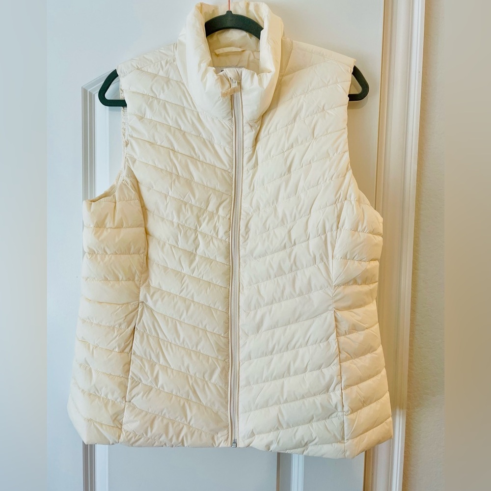 Old Navy Women’s Cream Puffer Jacket NWOT